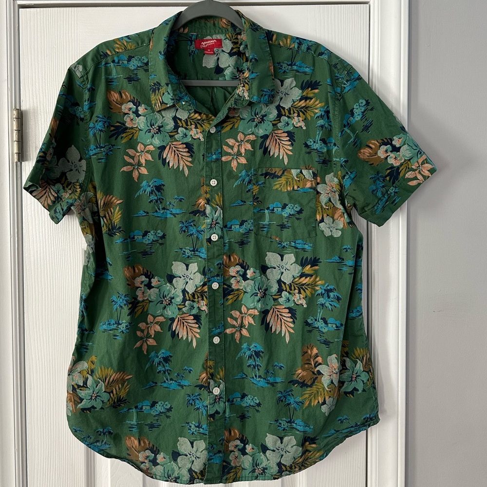 Men’s Arizona Jean Co. short sleeve button up shirt.